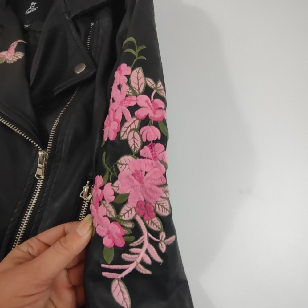 Sold on M Adorable humming bird floral embroidered Faux leather moto jacket - Picture 3 of 6